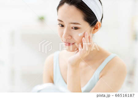 ビューティー　女性　スキンケア 66516187
