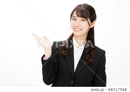 ビジネススーツの女性が白バックの前でポーズ ビジネススーツの女性が白バックの前でポーズ 66517568
