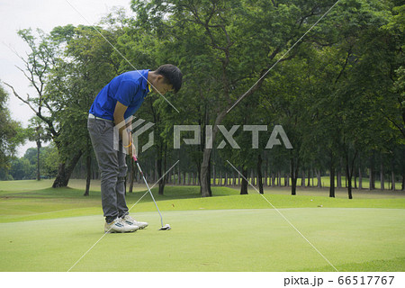 Blurred golfers are playing golf in the evening 66517767