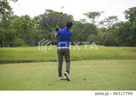 Blurred golfers are playing golf in the evening 66517769