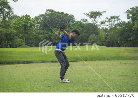 Blurred golfers are playing golf in the evening 66517770
