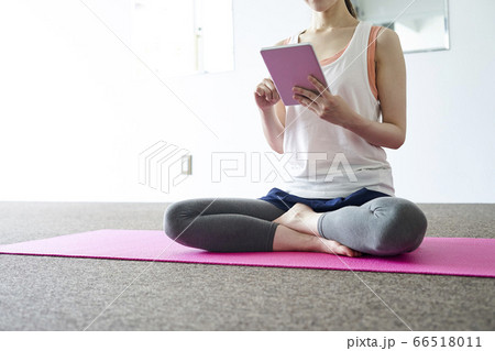 部屋の中でヨガを行う若い日本人女性 部屋の中でヨガを行う若い日本人女性 66518011