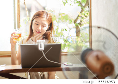 PCを見ながらビールを飲む女性 66518953