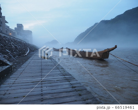 梅雨の晴れ間の長良川 66519461