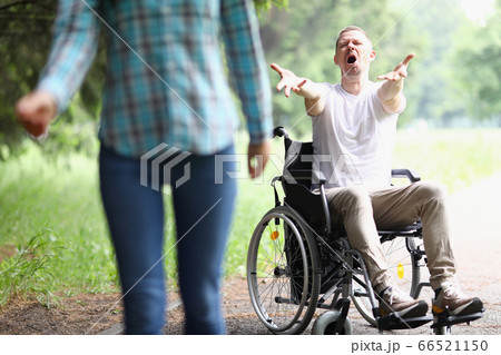 Girl abandoned boyfriend after car accident Girl abandoned boyfriend after car accident 66521150