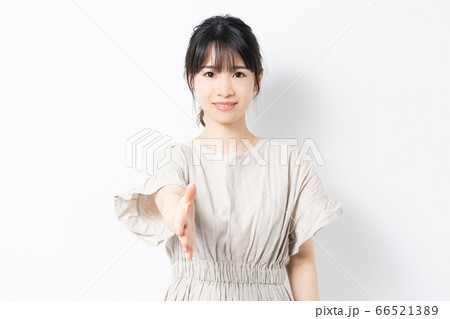 握手で手を差し出す若い女性 握手で手を差し出す若い女性 66521389