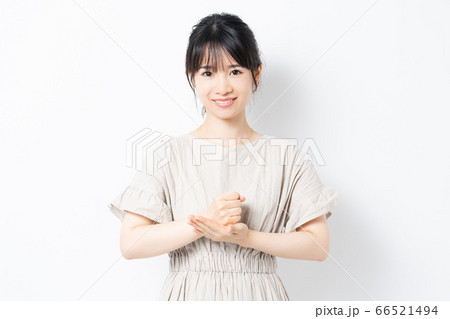 納得する若い女性 66521494