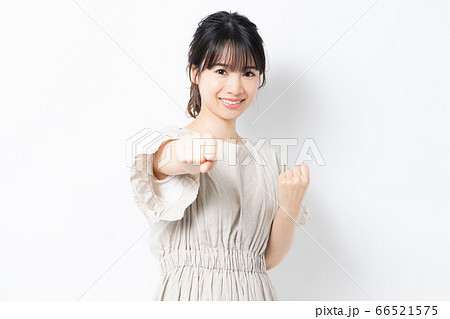 パンチのポーズをする若い女性の写真素材