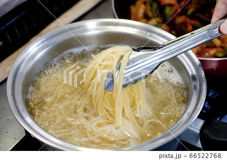 パスタを茹でる パスタを茹でる 66522768