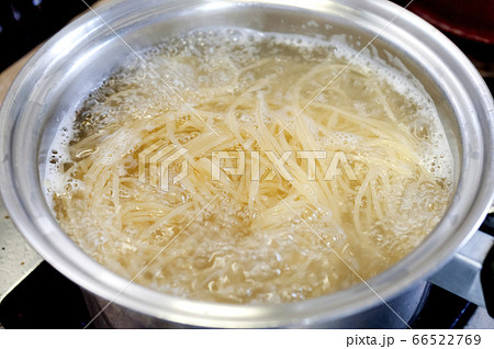 パスタを茹でる パスタを茹でる 66522769
