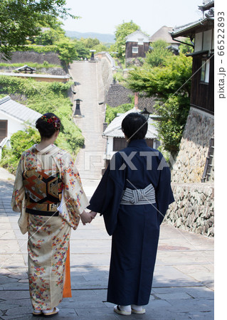 志保屋の坂に立つ。奥に見えるのは酢屋の坂。 66522893