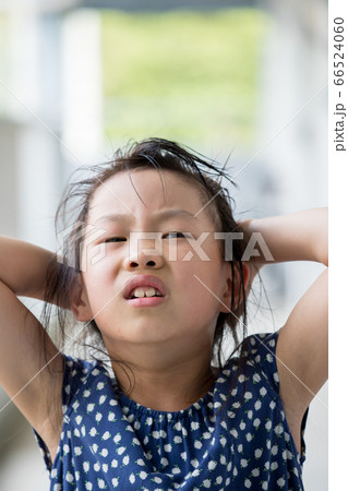 夏の季節で暑くて元気がない子供 夏の季節で暑くて元気がない子供 66524060