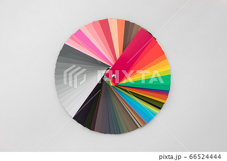 丸型展開のカラフルな配色カードの紙の写真素材