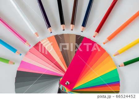 色鉛筆と丸型展開のカラフルな配色カードの写真素材