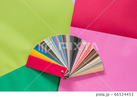 色画用紙とカラフルな配色カードの色サンプル紙の写真素材