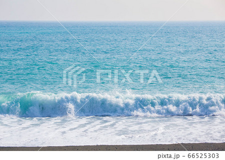 海 打ち寄せる波の写真素材