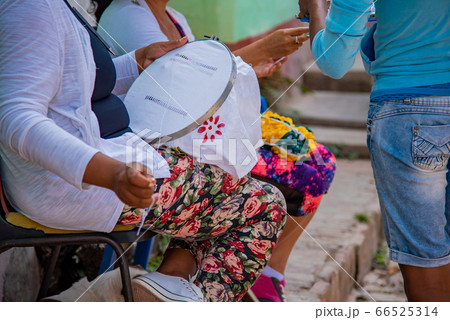 キューバ トリニダーの町中 お土産のファゴッティングの布を作る女性 キューバ トリニダーの町中 お土産のファゴッティングの布を作る女性 66525314