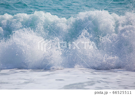 海 打ち寄せる波の写真素材