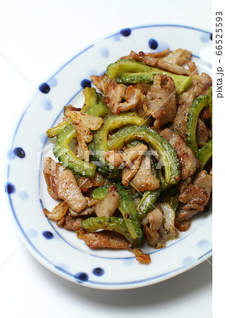 ゴーヤと豚肉の炒め物、白バック ゴーヤと豚肉の炒め物、白バック 66525593