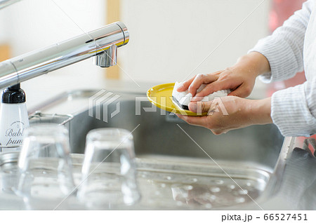 食器洗い 手元 食器洗い 手元 66527451