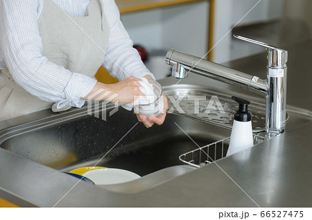 食器洗い 手元 食器洗い 手元 66527475