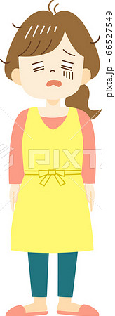 疲れきったエプロン姿の主婦（全身・アウトラインなし） 66527549