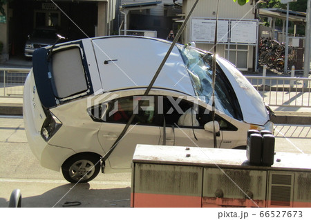 交通事故で横転した車を戻す作業 66527673