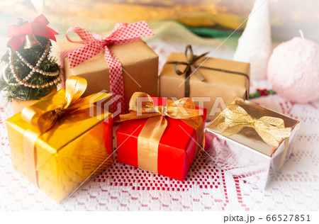 クリスマスプレゼント　クリスマスツリーとたくさんのクリスマスプレゼント 66527851