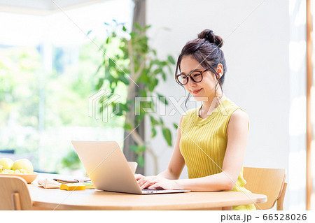 テレワーク中の女性 66528026