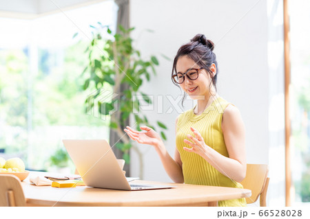 テレワーク中の女性 テレワーク中の女性 66528028
