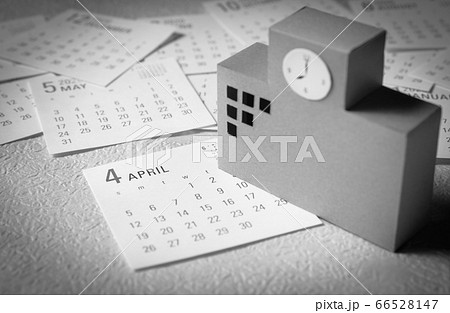 校舎とカレンダー　学校と4月のカレンダー 66528147