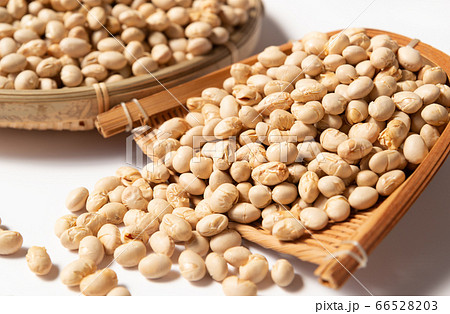 ザルに盛られた煎り大豆 ザルと福豆 節分の煎り豆の写真素材 6653 ザルに盛られた煎り大豆 ザルと福豆 節分の煎り豆の写真素材 6653