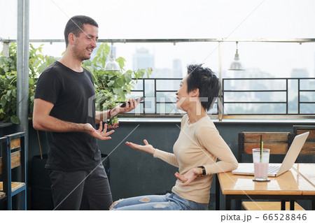 Business colleagues meeting in cafe 66528846