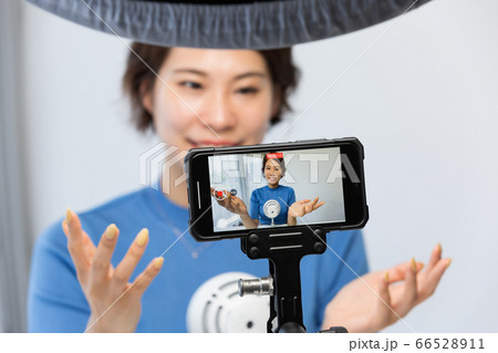スマートフォンで動画を撮影する女性 66528911