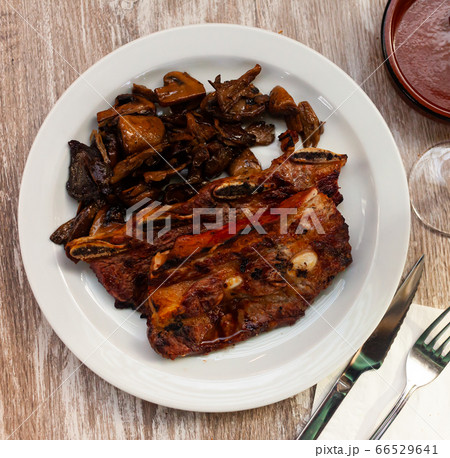 Barbecued lamb ribs with mushrooms 66529641