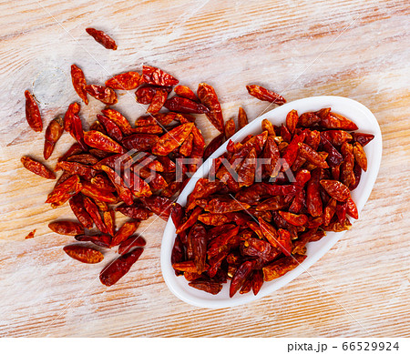 Dried cayenne peppers in bowl 66529924