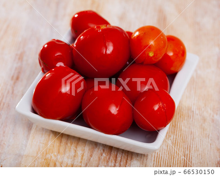 Marinated tomatoes in salad bowl Marinated tomatoes in salad bowl 66530150