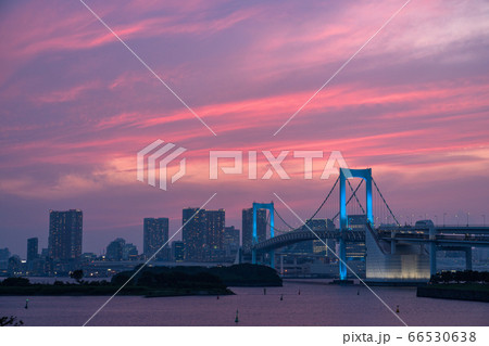 《東京都》夕焼けのレインボーブリッジ・お台場の風景 《東京都》夕焼けのレインボーブリッジ・お台場の風景 66530638