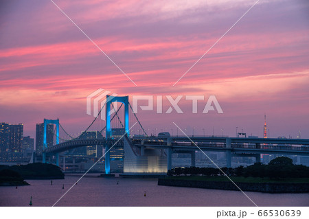 《東京都》夕焼けのレインボーブリッジ・お台場の風景 66530639