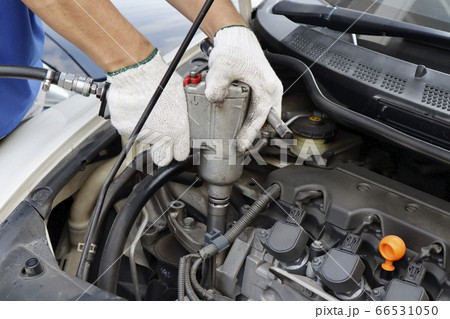 hand of mechanic with wrength torque to tightening 66531050