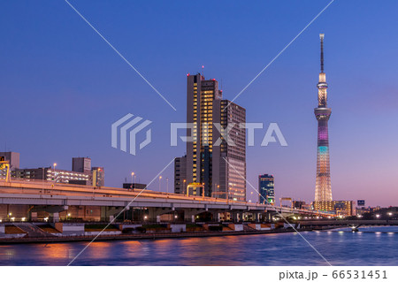 マジックアワーの空と東京スカイツリー 66531451