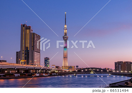 マジックアワーの空と東京スカイツリーライトアップ 66531494