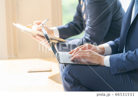 営業同行する部下 営業同行する部下 66531531