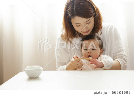 離乳食を食べる赤ちゃん 66531695