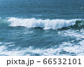 糸島市二見ヶ浦の青い海と白い波しぶき 66532101