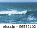 糸島市二見ヶ浦の青い海と白い波しぶきと水平線 66532102
