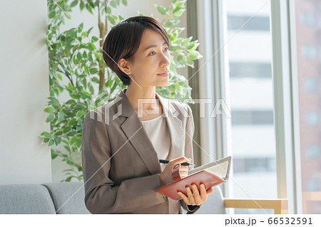 質問する40代キャリアウーマン 66532591