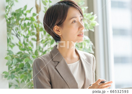 質問する40代キャリアウーマン 質問する40代キャリアウーマン 66532593