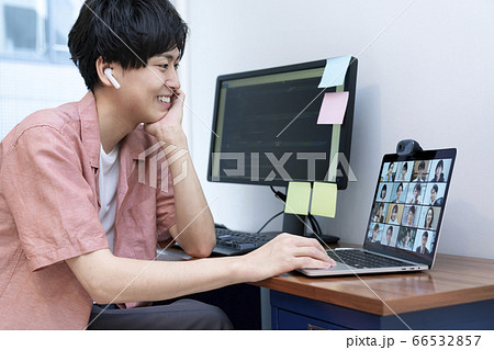 テレワーク中の若い男性 オンラインミーティング イメージ テレワーク中の若い男性 オンラインミーティング イメージ 66532857