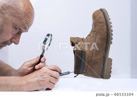 Check the inside of a shoe 66533304